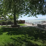 Granit - Freshly Renovated Guest house Balatonszarszo